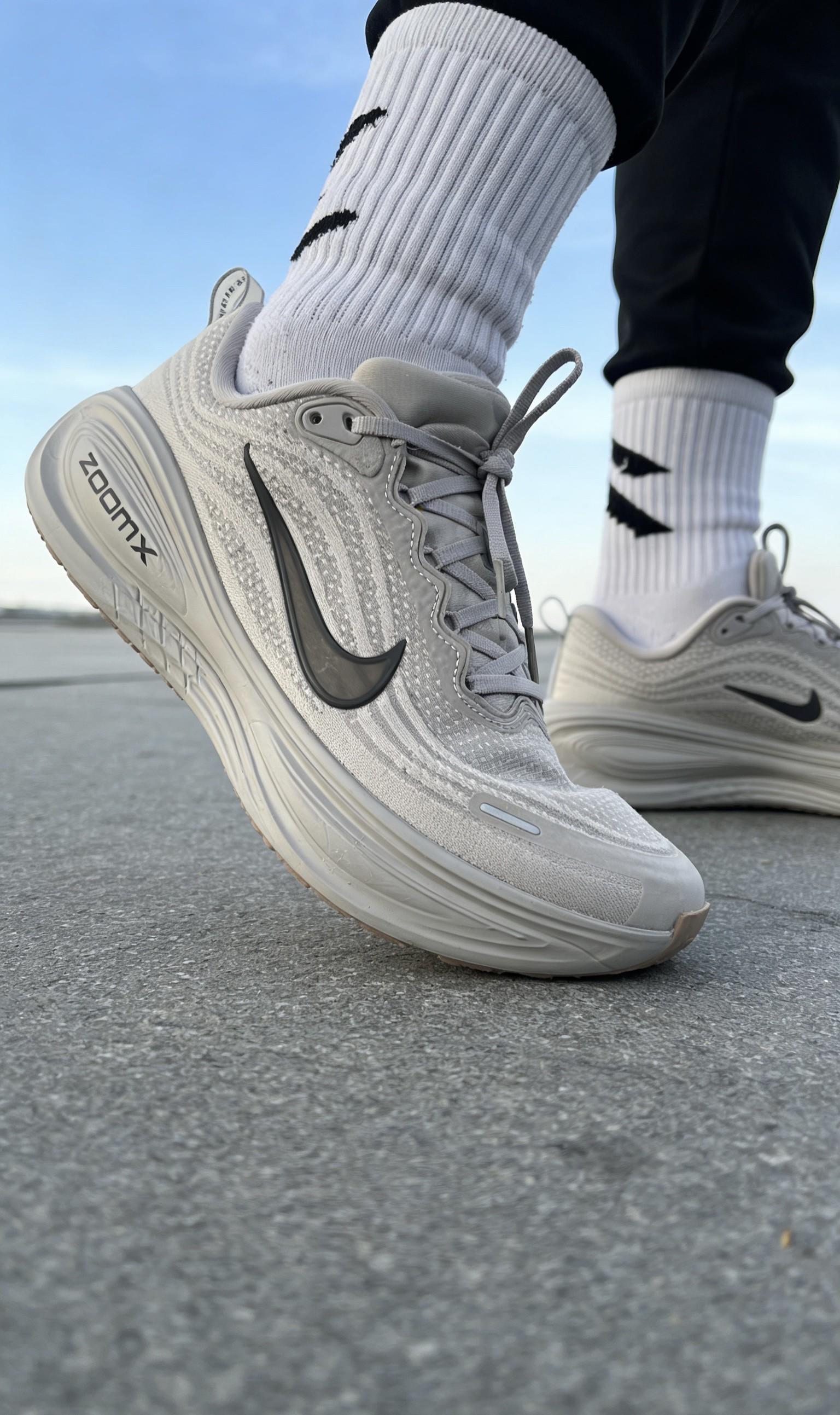 Nike Vomero Plus 超级迈柔灰色跑鞋 | 全掌ZoomX缓震 冬季防滑耐磨训练鞋